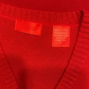 Izod men’s V-Neck vest in Bold Red